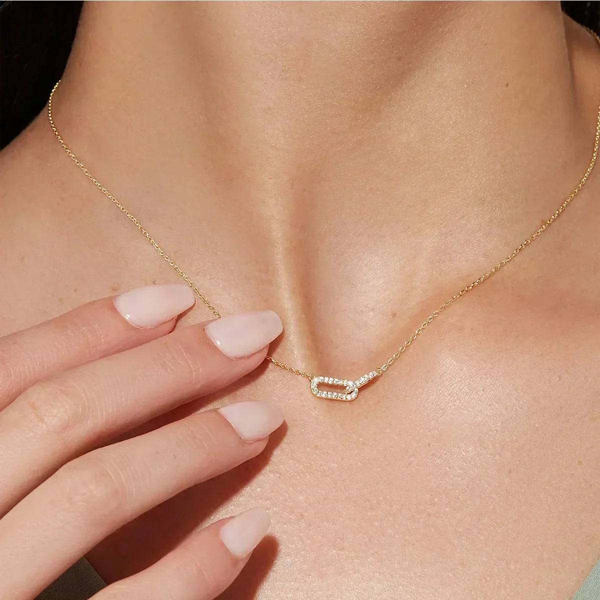 Elegant Wavy Metal Flower Pendant Necklace